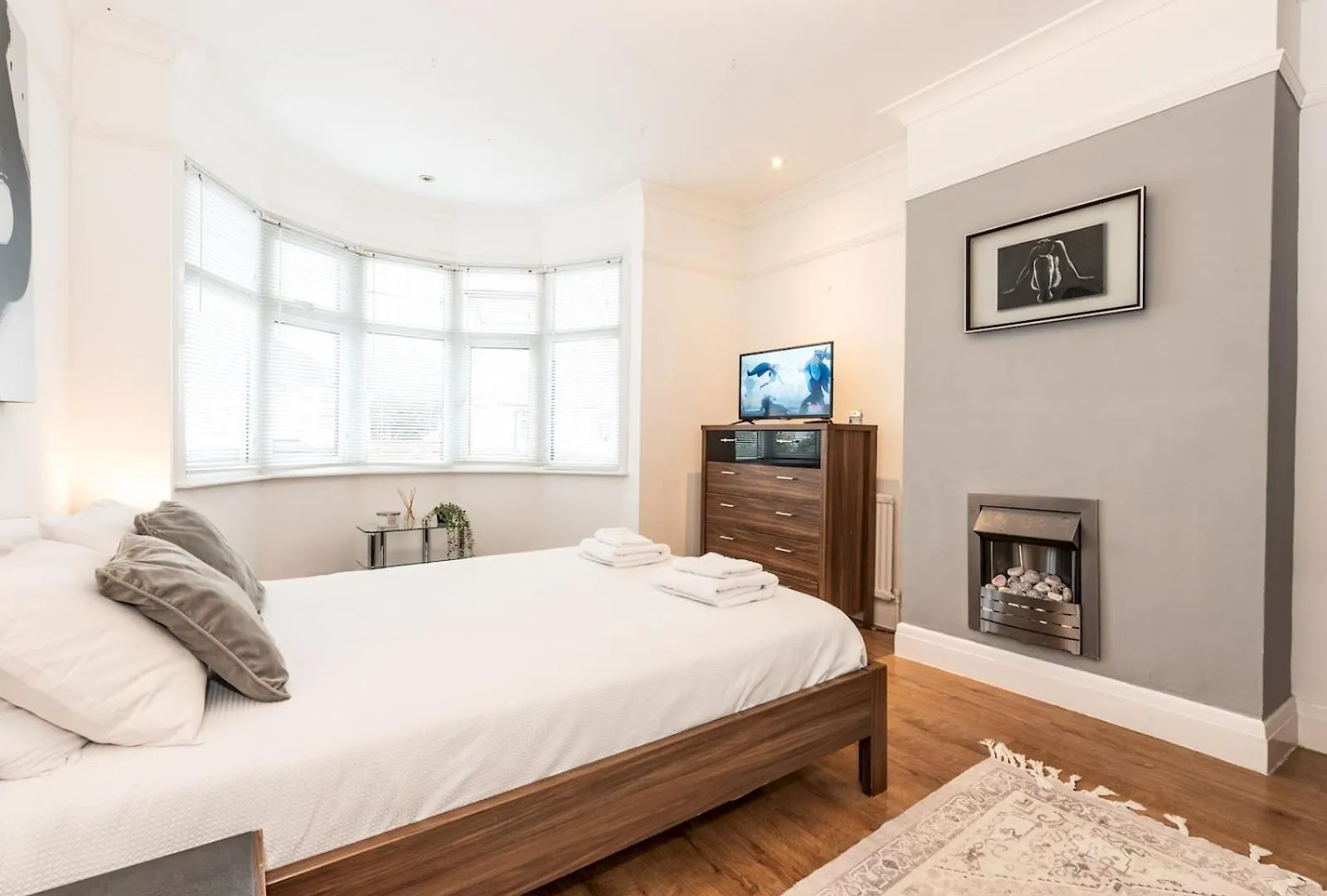 Spacious 4-Bed House Direct Link To Central London Pass The Keys