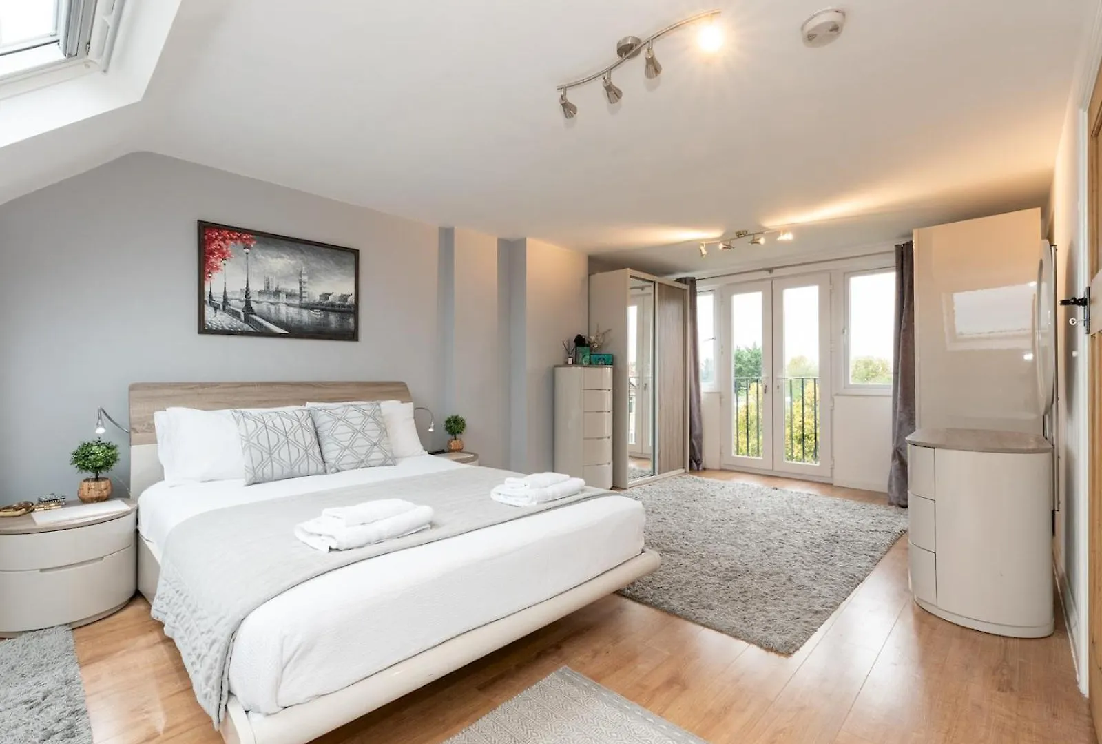 Spacious 4-Bed House Direct Link To Central London Pass The Keys