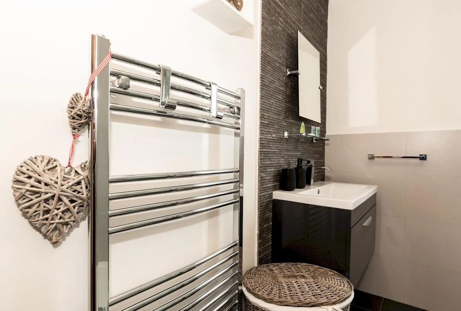 Spacious 4-Bed House Direct Link To Central London Pass The Keys Holiday home