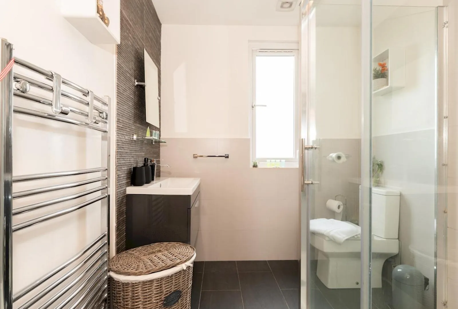 Spacious 4-Bed House Direct Link To Central London Pass The Keys