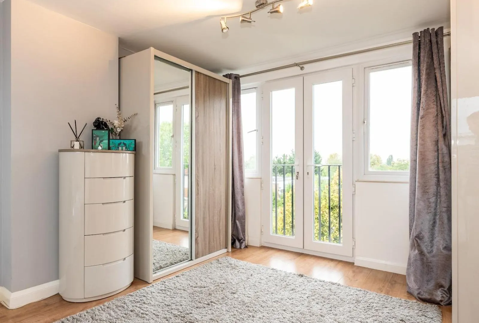 Spacious 4-Bed House Direct Link To Central London Pass The Keys