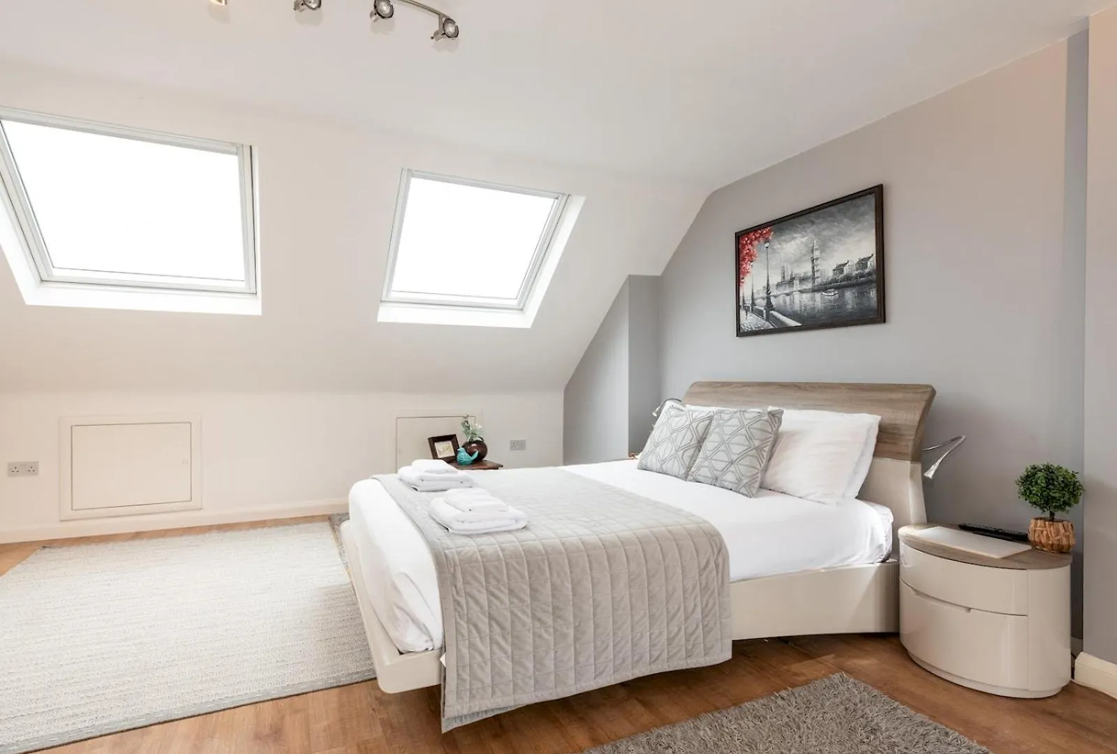 Holiday home Spacious 4-Bed House Direct Link To Central London Pass The Keys