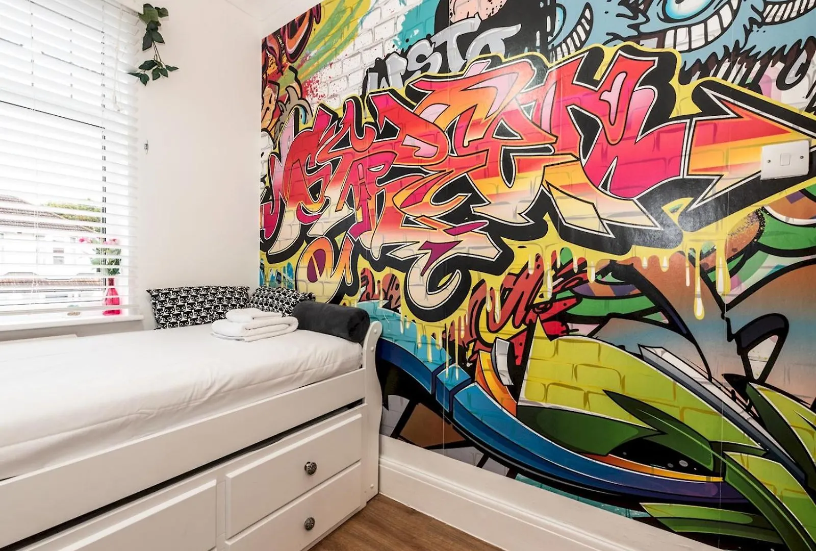 Holiday home Spacious 4-Bed House Direct Link To Central London Pass The Keys