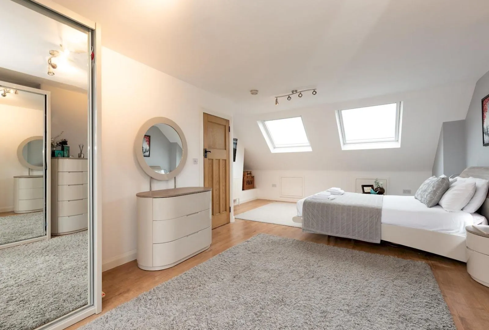 Spacious 4-Bed House Direct Link To Central London Pass The Keys