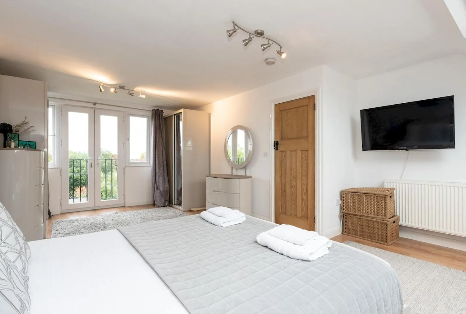 בית נופש Spacious 4-Bed House Direct Link To Central London Pass The Keys בריטניה